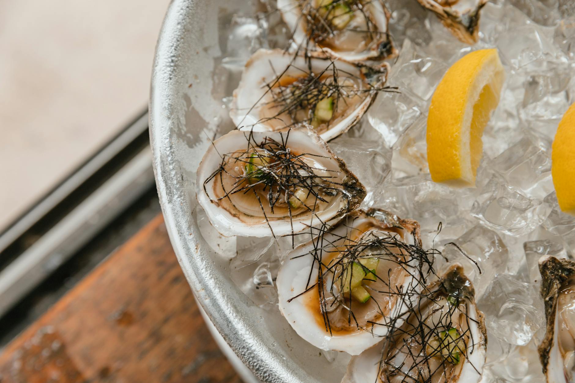 mussels in bowl with ice and lemon