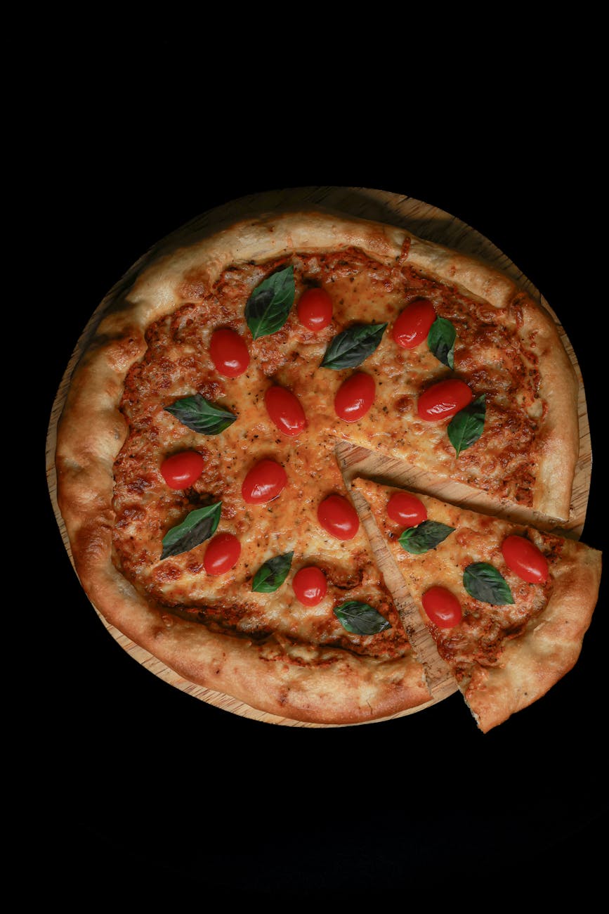 delicious margherita pizza with fresh basil